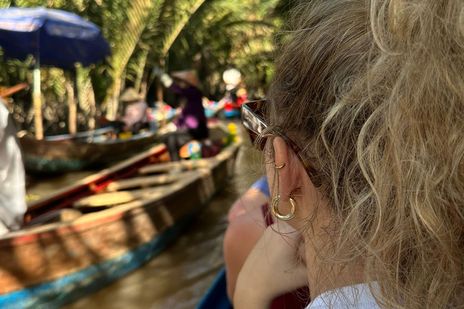 Unsere Mitarbeiterin Julia bei einer Bootsfahrt auf dem Mekong