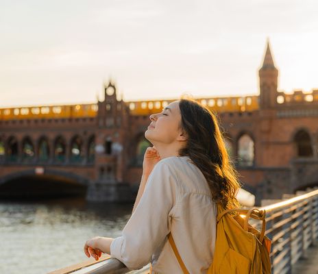 Frau auf Oberbaumbrücke an der Spree