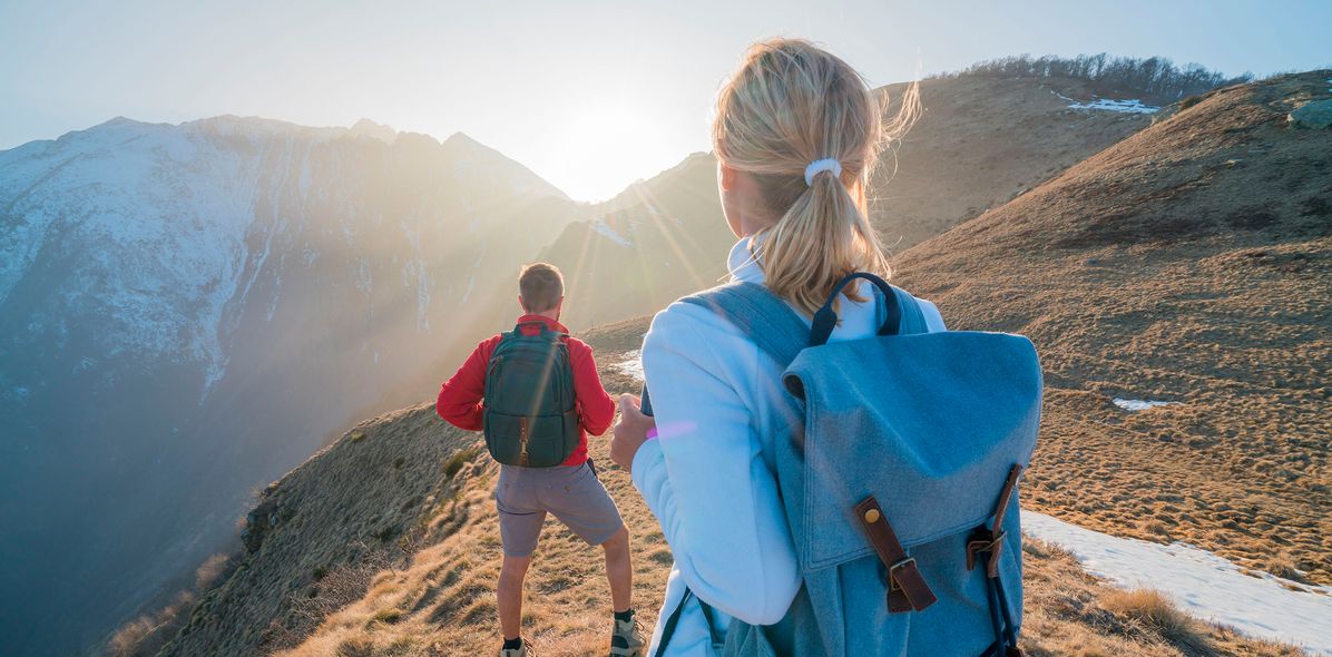 Paar beim Wandern in den Bergen