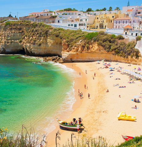 Strand und Stadt an der Algarve