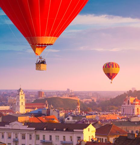 Heißluftballons fliegen über Vilnius