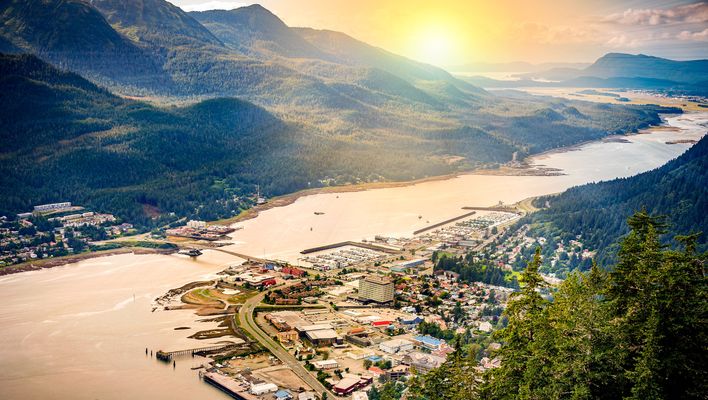 Luftaufnahme vom Hafen in Juneau und die umliegende Landschaft