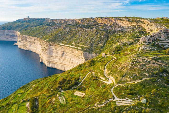 Blick auf die steilen Dingli Klippen mit zahlreichen Wanderwegen auf Malta