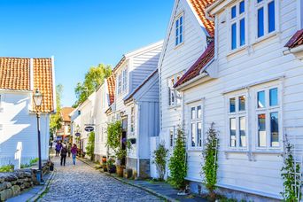 Typische weiße Häuser mit einem roten Dach in der Altstadt von Stavanger in Norwegen
