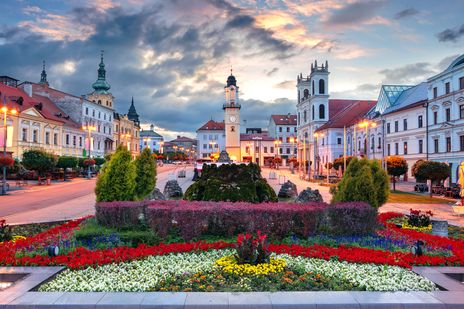 Altstadt von Banská Bystrica mit Platz, Blumenbeeten und historischen Fassaden