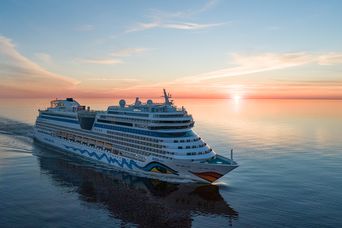 AIDA Mar bei Sonnenuntergang