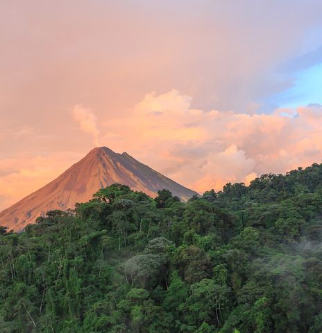 Blick auf den Vulkan Arenal in Costa Rica, umgeben von Regenwald und morgendlichem Nebel