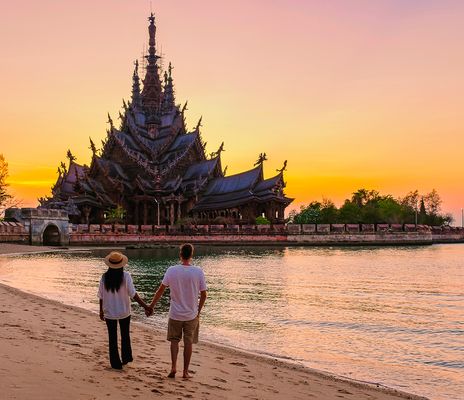 Paar am Strand bei Sonnenuntergang mit Tempel