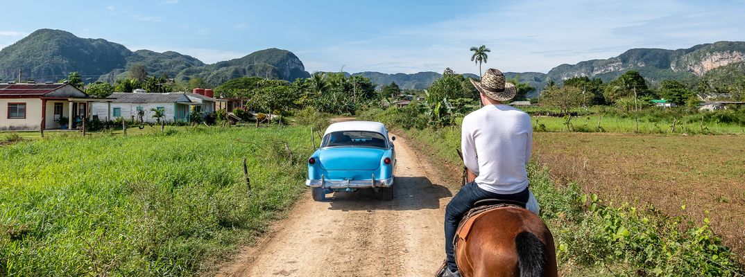Mann reitet im Vinales Tal