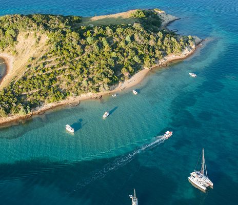 Luftaufnahme von einer kleinen Insel in Kroatien