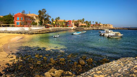 Boote in der Bucht von Dakar in Senegal