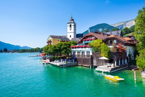 Blick auf die St. Wolfgang Kapelle und die Dorfuferpromenade am Wolfgangsee