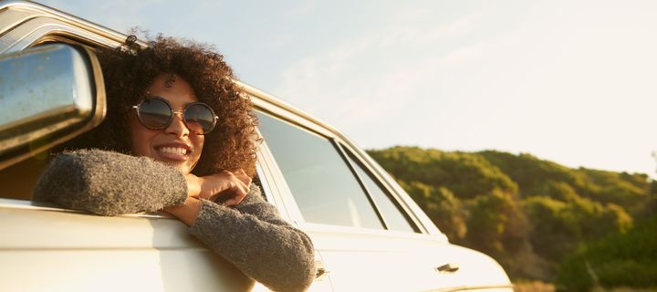 Frau schaut aus dem Auto