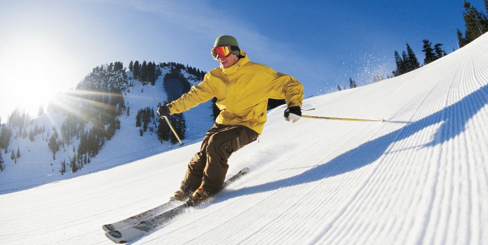 Skifahrer bei der Abfahrt