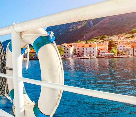 Rettungsring an einem Schiff in Montenegro