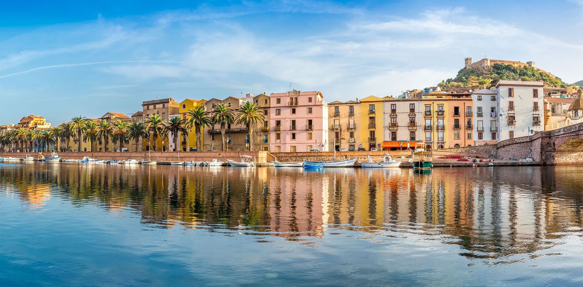 Stadtansicht von Bosa mit bunten Häusern am Fluss auf Sardinien