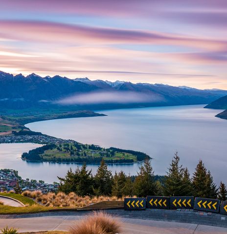 Queenstown Straße und Landschaft am Abend