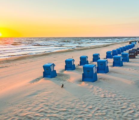 Strand mit Strandkörben an der Ostsee, Deutschland