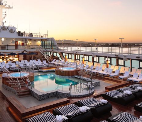Pooldeck auf der MS Nautica