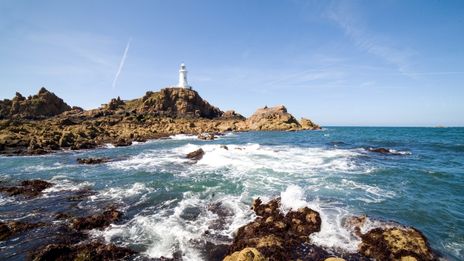 Felseninsel und Leuchtturm vor der Küste von Jersey im Atlantik