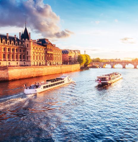 Flusskreuzfahrt auf der Seine in Paris mit historischer Kulisse