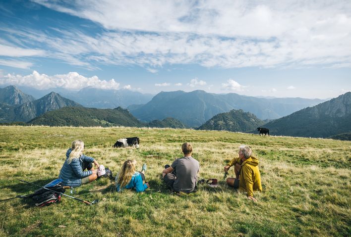 Gruppe beim Wandern auf Berg