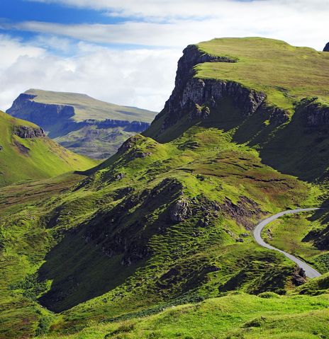 Weite Berglandschaft in den schottischen Highlands mit grünen Tälern und Wolken