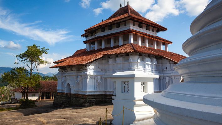 Der Lankatilaka-Tempel in Kandy, eine bedeutende buddhistische Tempelanlage aus dem 14. Jahrhundert