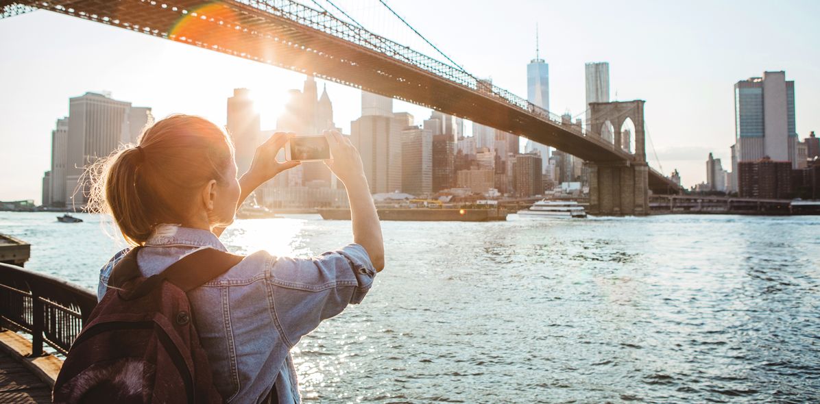 Frau fotografiert die Brooklyn Bridge