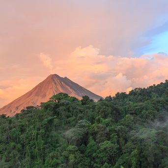 Blick auf den Vulkan Arenal in Costa Rica, umgeben von Regenwald und morgendlichem Nebel