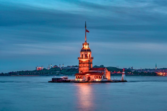 Jungfrauenturm im Bosporus bei Dämmerung mit Stadtlichtern und ruhigem Wasser