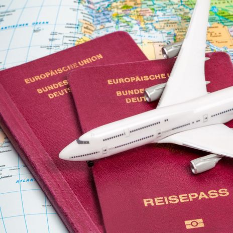 Reisepässe mit einem Flugzeug drauf