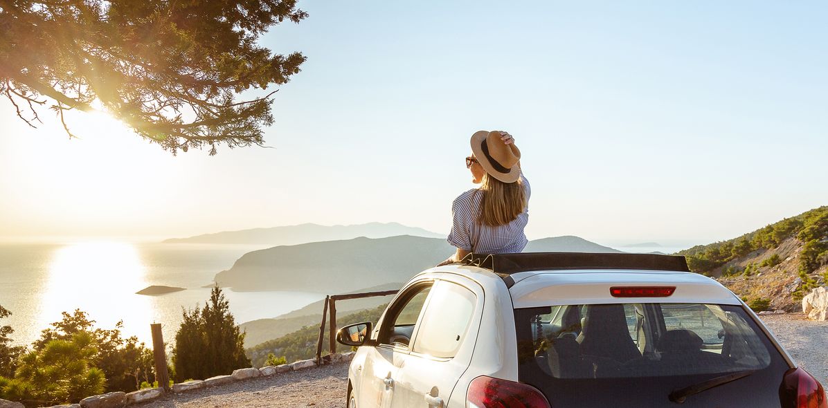 Frau im Auto mit Ausblick