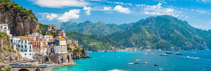 Panoramablick auf ein buntes Bergdorf am Meer mit Felsen, Bergen und Blumen an der Amalfiküste in Italien