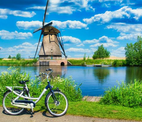 Fahrrad vor einer Windmühle in den Niederlanden
