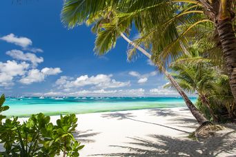 Traumhafter weißer Sandstrand von Cancun in Mexiko