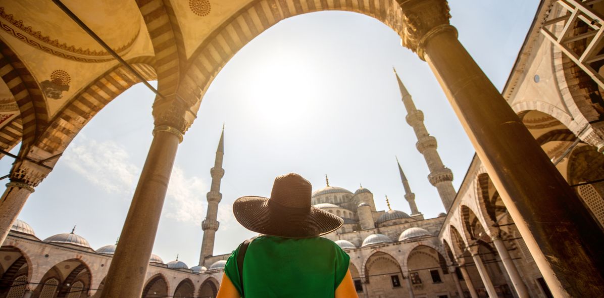 Frau blickt auf Moschee in Istanbul
