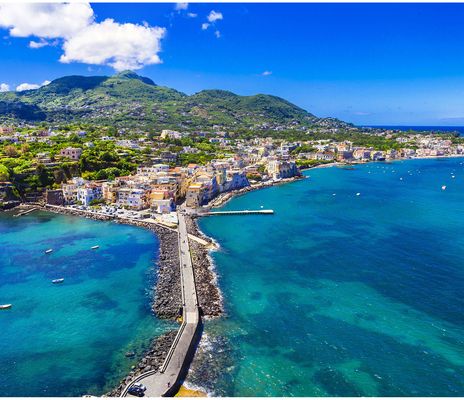 Luftaufnahme von Stadt auf Ischia