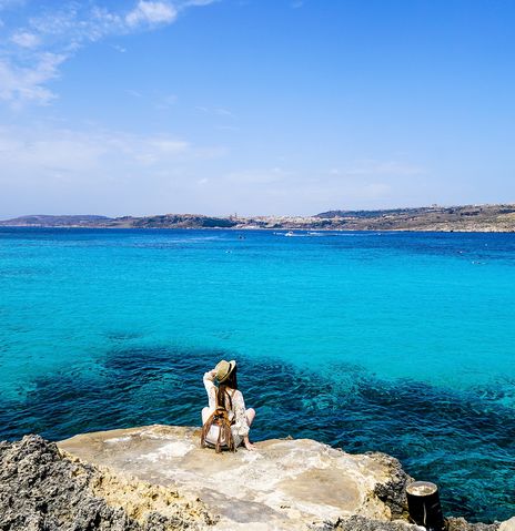 Frau blickt auf Meer in Malta