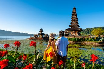 Ein Paar vor dem Bedugul Tempel auf Bali in Indonesien