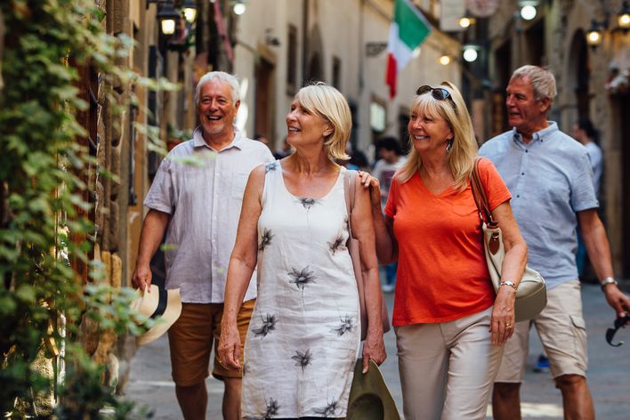 Freunde spazieren durch Stadt in Italien