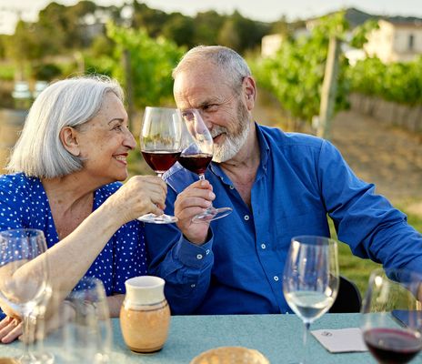 Älteres Paar gemeinsam bei einer Weinprobe am Bodensee