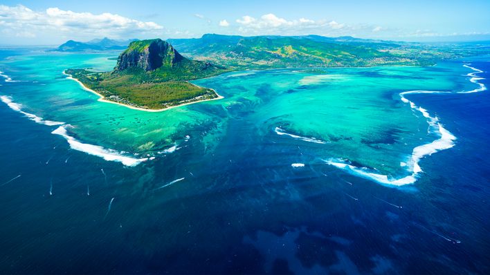 Luftaufnahme der türkisblauen Küstenlinie von Mauritius