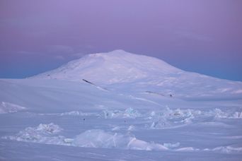 Schneebedeckte Berglandschaft in der Antarktis