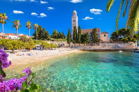 Bucht in Kroatien mit tollem Ausblick auf das Meer und die Natur 