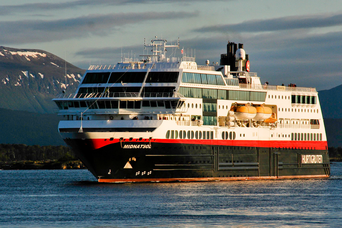 Kreuzfahrtschiff im Meer