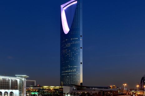 Moderne Hochhäuser in Riad bei Nacht mit beleuchteter Skyline