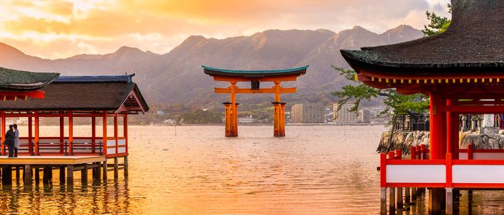 Miyajima Schrein in Wasser