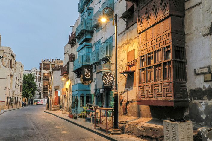 Historische Gasse in Saudi-Arabien mit traditionellen Lehmhäusern und Laternen