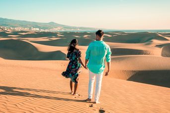 Paar in den Dünen von Maspalomas